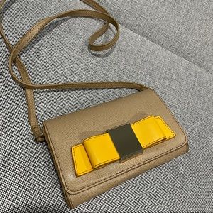 Crossbody bag with yellow bow